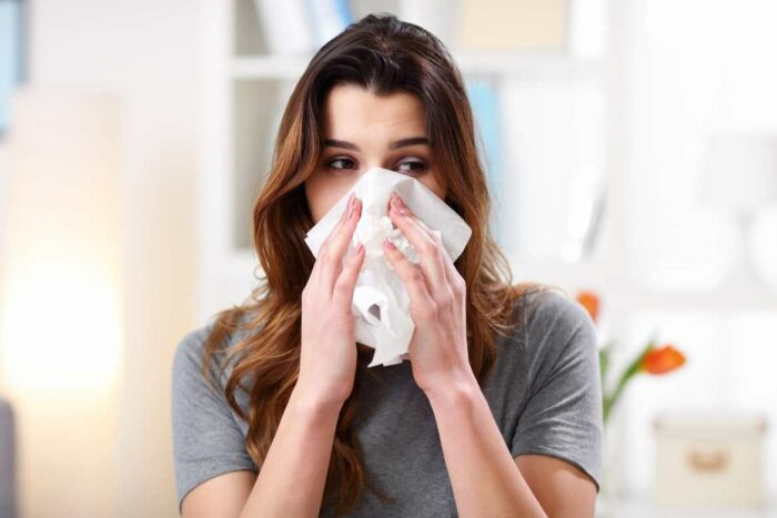 De acuerdo a los CDC, una persona con influenza puede contagiar desde un día antes de presentar síntomas. Los adultos contagian más durante los primeros tres o cuatro días de enfermedad.