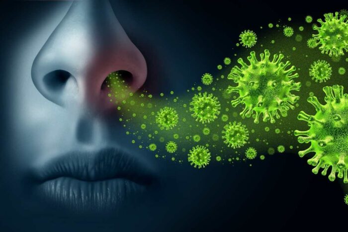 Aunque la influenza y el Covid se propagan de persona a persona, a través de gotículas que pueden introducirse al organismo por medio de la boca, nariz y ojos, sí hay una diferencia.