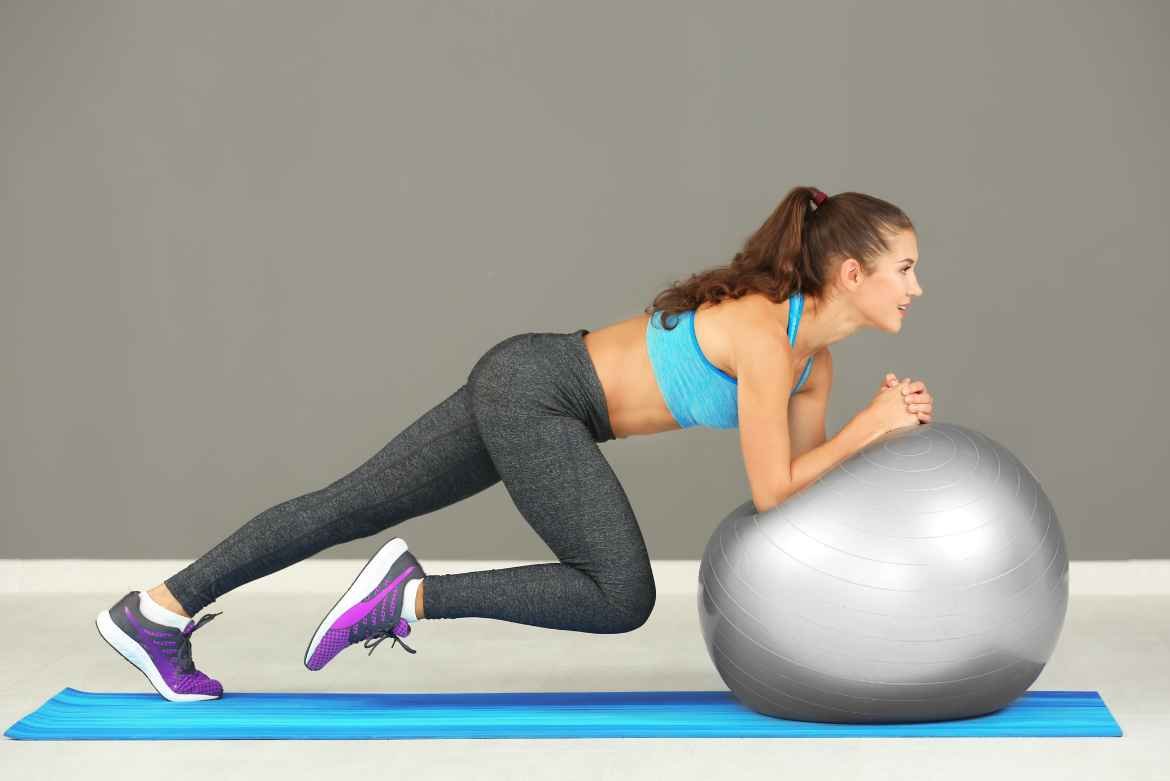 Fitball: 5 Ejercicios con pelota para tonificar y fortalecer tus ...