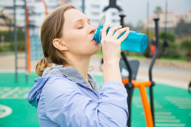 Las bebidas deportivas forman parte de los suplementos fitness, y sirven para hidratar, reponer electrolitos y dar energía gracias a los carbohidratos que contienen.