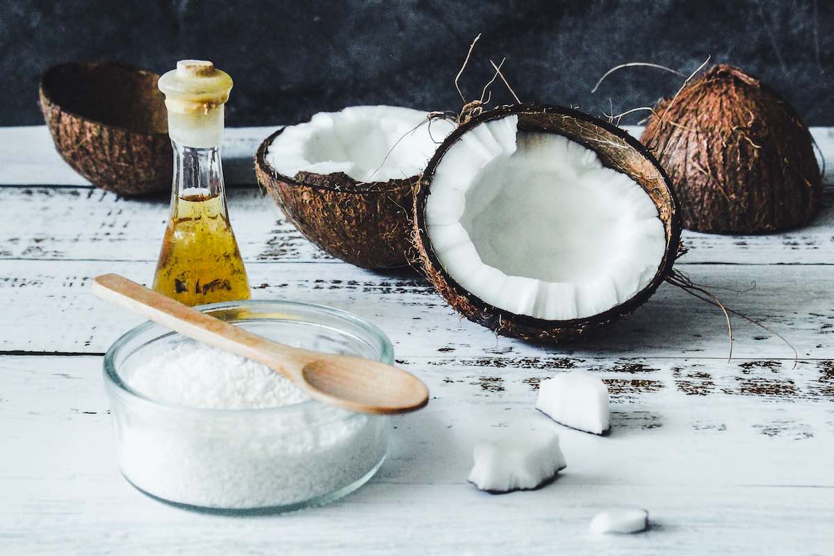 Aceite de coco: pros y contras de usarlo para cocinar, según experto