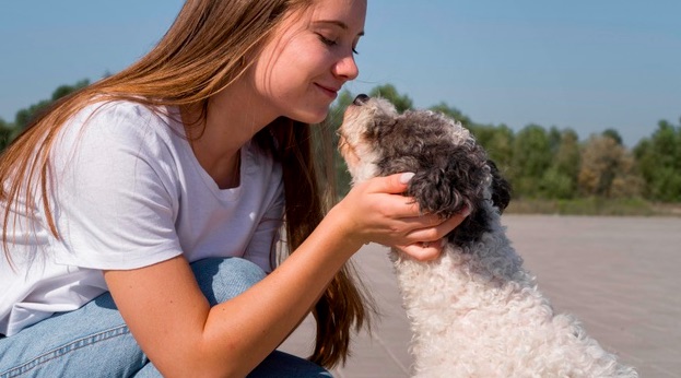 Al adoptar un perro tienes contacto con otro ser vivo, disminuye la sensación de soledad y depresión.