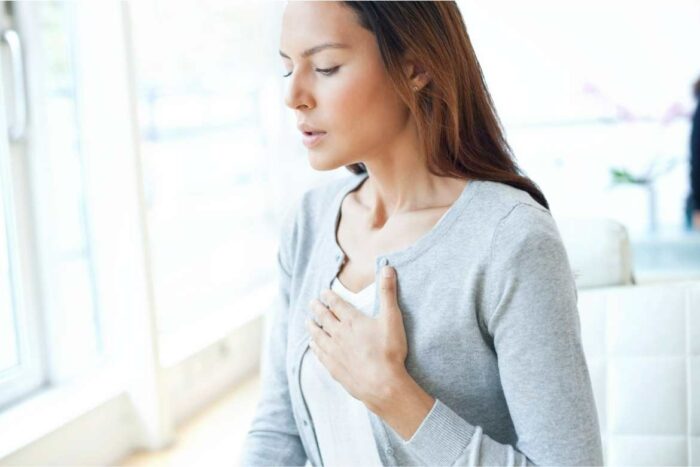 En el Día Nacional del Cáncer de pulmón recordemos que los síntomas comunes son tos que empeora con el tiempo, saliva color óxido y dolor en el pecho que empeora al respirar, toser o reír.