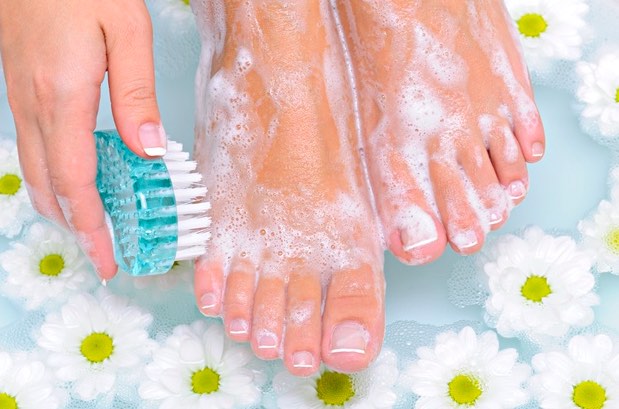 cómo lavar los pies