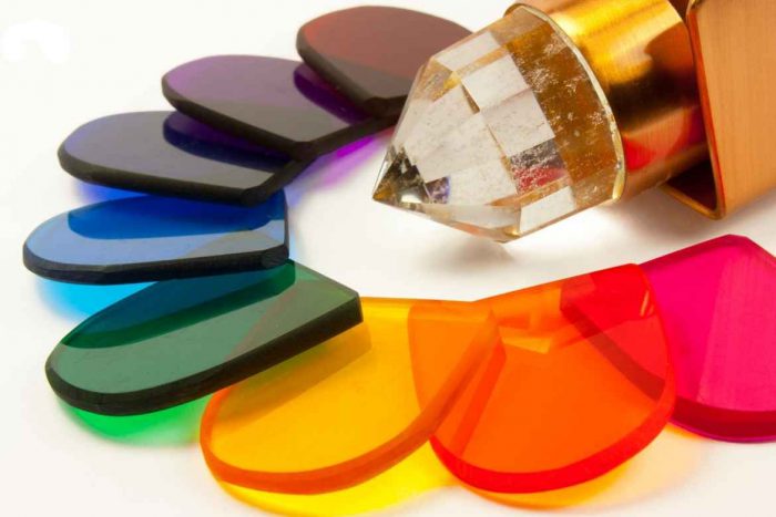 Los colores que se utilizan con mayor frecuencia en la cromoterapia son: rojo, amarillo, naranja, verde, azul y violeta.
