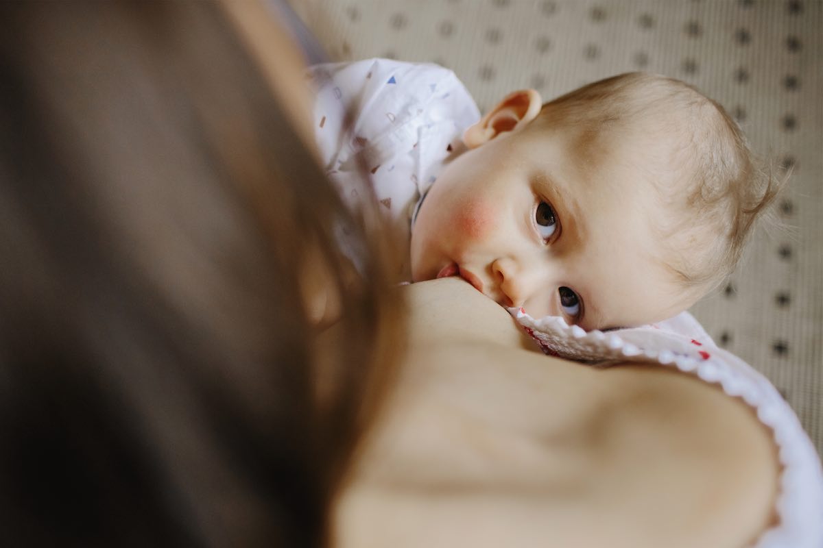 La leche materna contiene anticuerpos contra Covid-19, afirman expertos