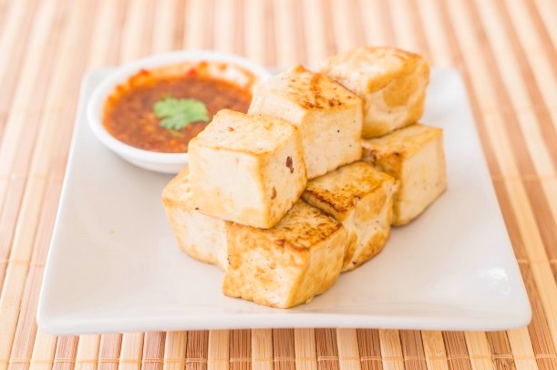 El tofu es una excelente fuente de proteína vegana que se prepara con semillas de soya.