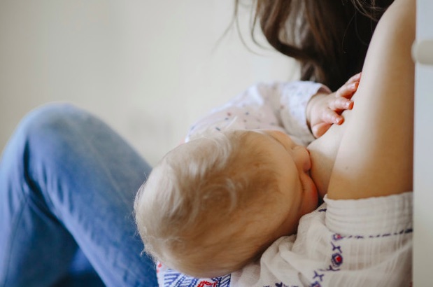 Los bebés de 0 a 1 año, reciben los tipos de vitaminas C, B6, B12, A, D y E de la leche materna, pero algunos recién nacidos pueden necesitar vitaminas adicionales para complementar su dieta.