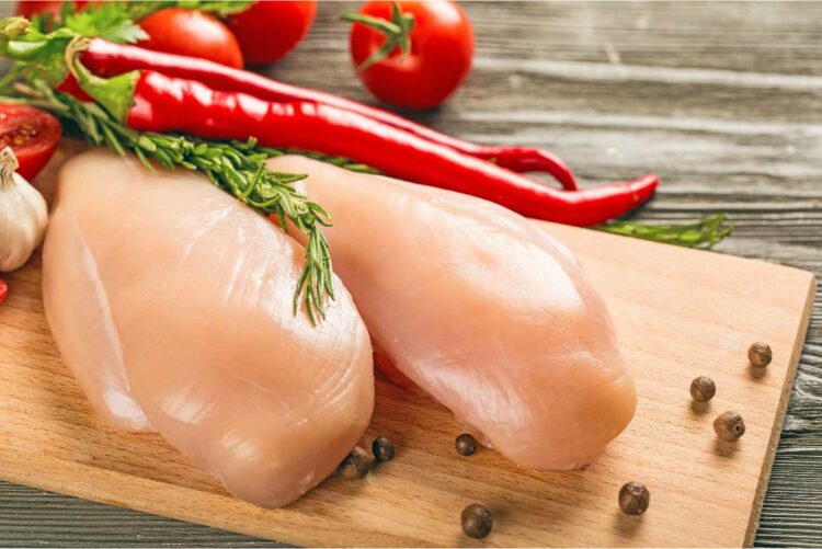 El tipo de carne magra del pollo es rica en aminoácidos, por lo que ayuda a construir tejido muscular. 