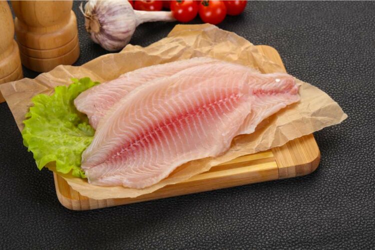 Pescados como el salmón y el atún son fuente de ácidos grasos omega-3, que está relacionado con la prevención de enfermedades cardíacas, y control de colesterol.