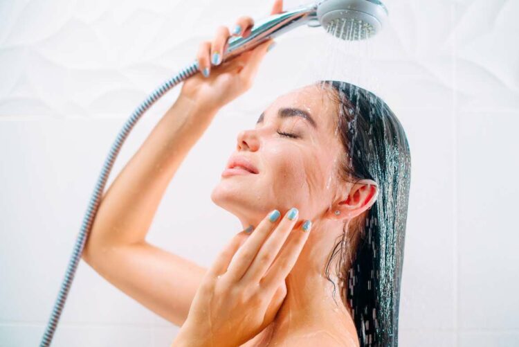 El agua caliente en exceso sobre tu cuerpo provoca resequedad porque elimina los aceites naturales, así que reduce el tiempo de tu baño a cinco minutos.