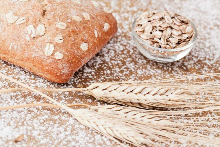 El pan integral saludable de avena tiene múltiples beneficios para la salud, así que es el complemento perfecto para tu dieta.