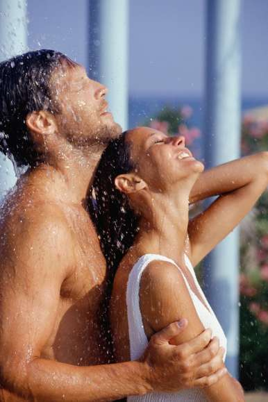 Una de las posiciones sexuales en la ducha más comunes es la de pie, y es muy eficaz para satisfacerse.