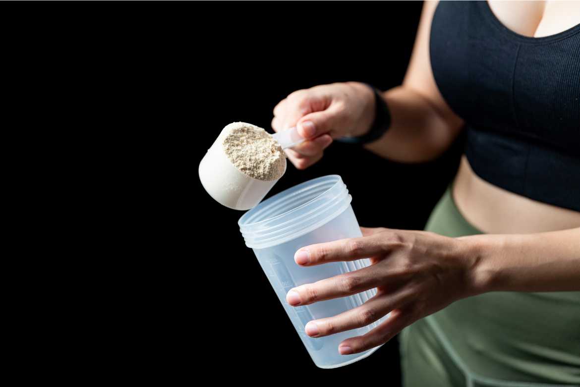Consume 0.8 gramos de proteína por cada kilogramo de peso corporal para tonificar tus brazos y piernas