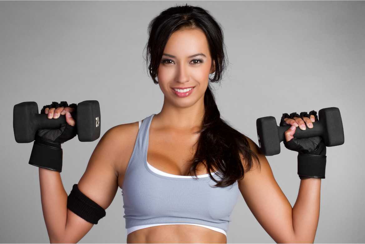 Incluye en tu rutina de ejercicio ejercicios de levantamiento de peso para mantener tonificados y fuertes tus brazos y piernas.