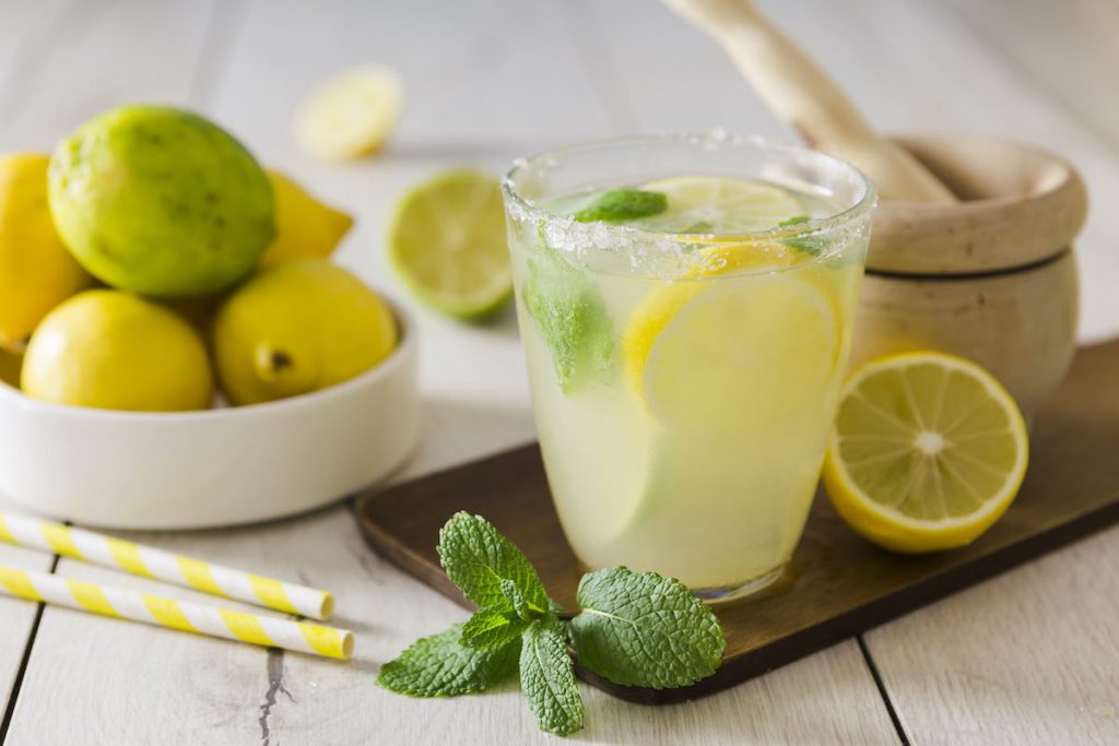 Agua de limón: cómo te ayuda a bajar de peso y otros beneficios