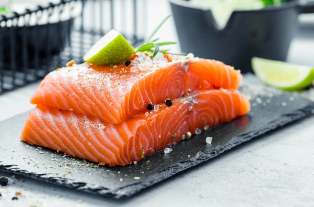 Los ácidos grasos Omega-3 que contienen pescados como el salmón, pueden ayudarte a quemar grasa abdominal.