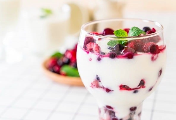 Un estudio demostró que el yogurt griego ayuda a quemar grasa debido a su contenido de ácido linoleico.