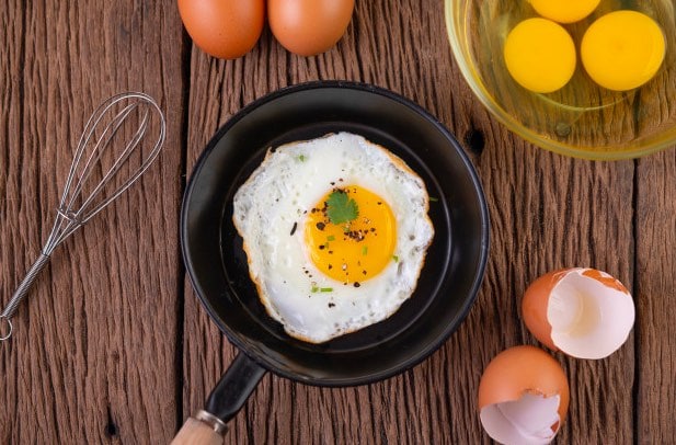 Un estudio reveló que el consumo de huevos eleva el metabolismo en un 20% después de comer, lo cual favorece la quema de grasas durante la digestión.