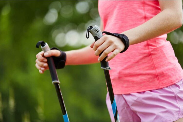 La caminata nórdica es un ejercicio cardiovascular combinado con ejercicio vigoroso de hombros, brazos, core y piernas.