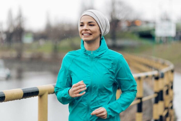 Al correr en invierno activas el consumo de grasas para poder mantener la temperatura de tu cuerpo, con lo cual activas la quema de calorías
