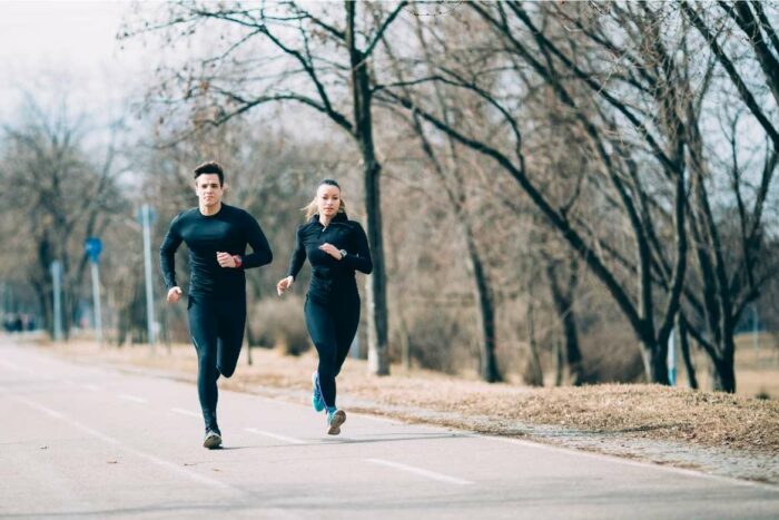 Tener un compañero en tu equipo te motivará a salir a correr en invierno y quemar más calorías juntos