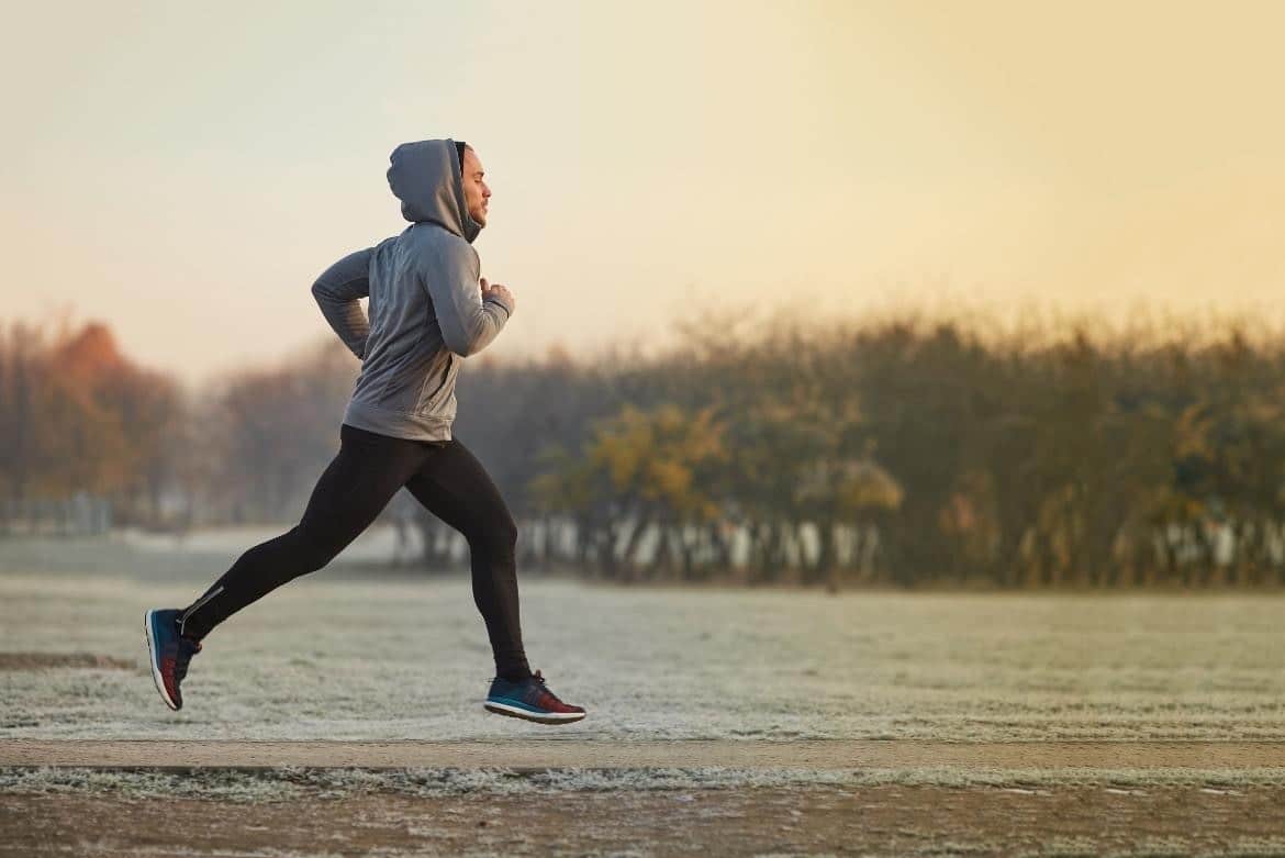 Por qué salir a correr en invierno quema más calorías y cómo hacerlo