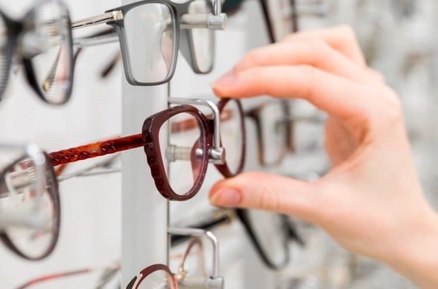 Con usar lentes nos referimos a ópticos y solares, ambos son muy importantes para cuidar tus ojos y mantenerlos saludables.