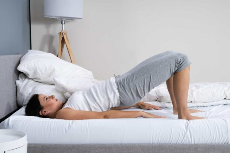 Tonifica tus glúteos y abs con este ejercicio que puedes hacer en la comodidad de tu cama. El puente de mariposa es muy efectivo para tu cuerpo.