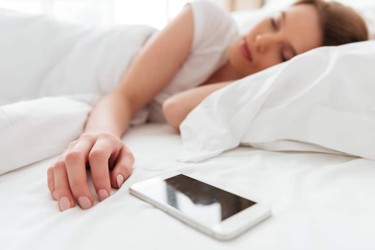 5 Lugares en los que no debes guardar tu celular para evitar daños a tu salud