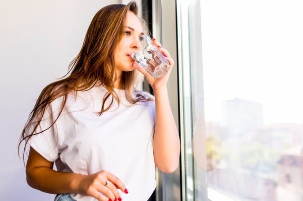 Mantenerte hidratado es súper importante por muchos aspectos, y principalmente si deseas adelgazar.