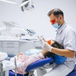 Cómo eliminar la placa dental bacteriana y las manchas negras de los dientes
