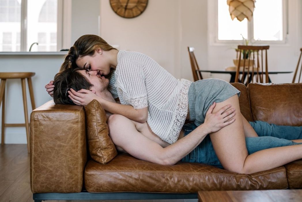 6 Posiciones sexuales que puedes hacer en el sofá para disfrutar más