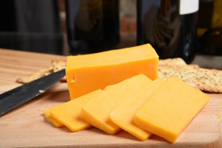 La marca de alimentos veganos, Vegan Essentials, ofrece un paquete de queso cheddar para darle un sabor único a tus sandwiches.