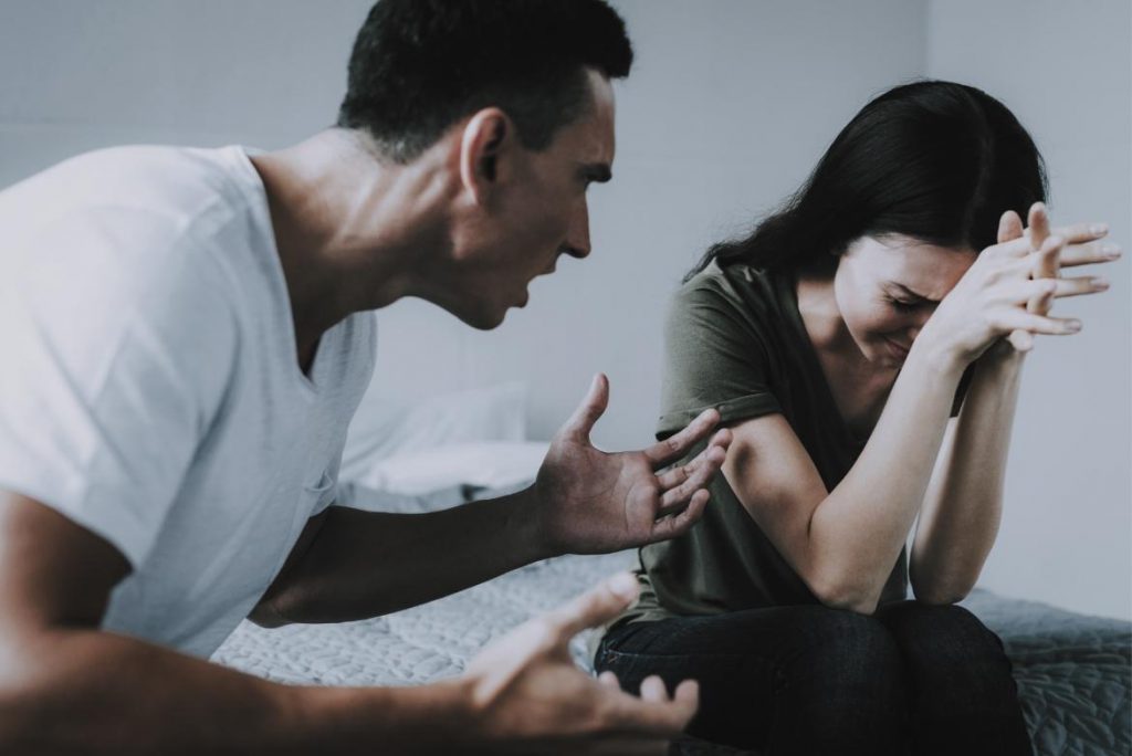 6 Señales de que estás en una relación abusiva, y debes decir 'adiós'
