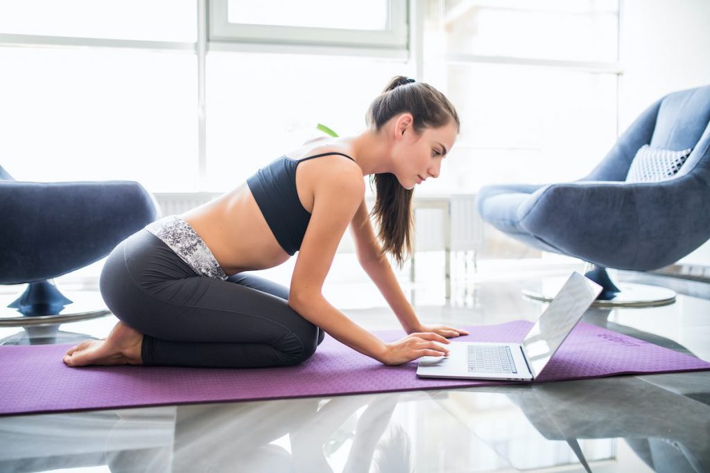 5 Video ejercicios para bajar de peso en casa que sí funcionan