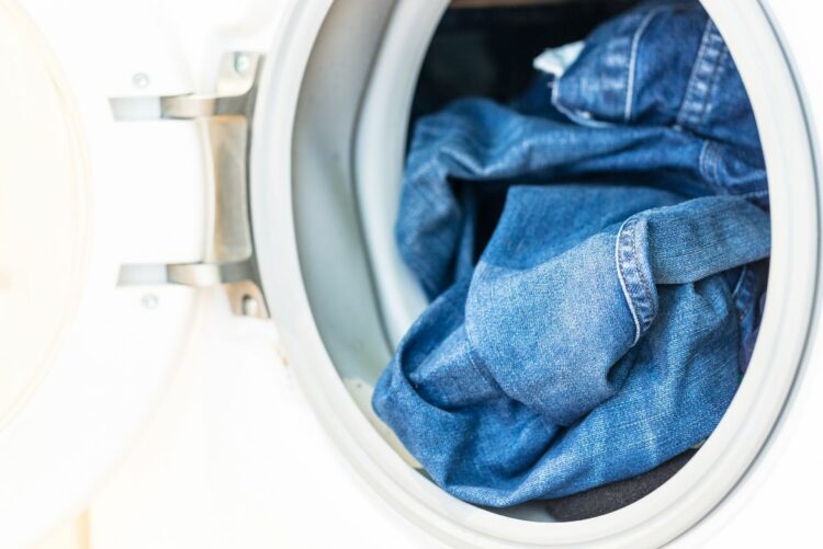Si deseas encoger tus jeans de mujer, puedes echarlos a la lavadora y secadora, ya que la mayoría de las veces el proceso de lavado encoge la mezclilla.