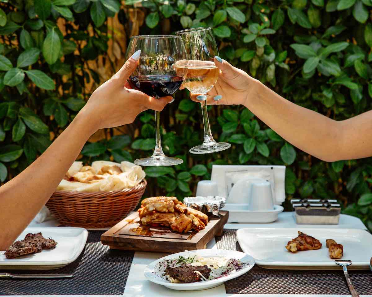 5 Tipos de vino de mesa más saludables para que brindes sin preocupaciones