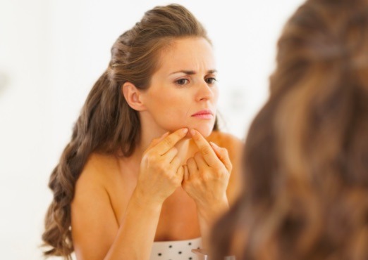 Un estudio reveló que las personas que padecían acné mejoraron los síntomas al tomar un suplemento oral de vitamina D, ideal para piel y cabello.