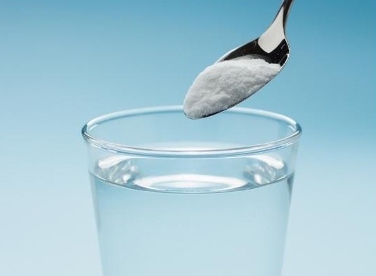 Para aliviar los malestares después de una noche de copas, tómate una vaso de agua con una cucharadita de bicarbonato de sodio al despertar.