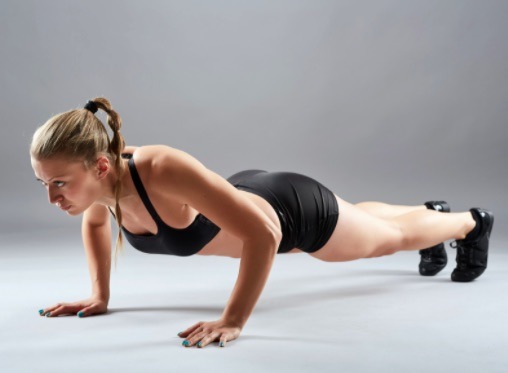 Fortalece hombros, bíceps, tríceps y pecho con una serie de lagartijas en tu entrenamiento de calistenia.
