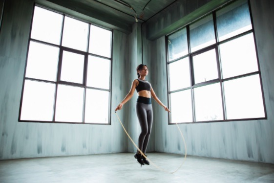 Salta la cuerda en un ejercicio de calistenia para trabajar diferentes grupos musculares.