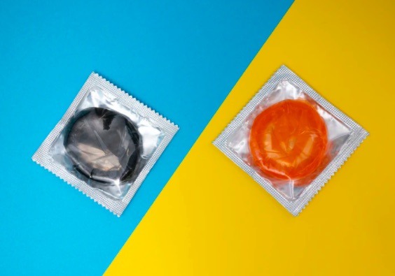 En caso de que requieras protección contra enfermedades de transmisión sexual, puedes elegir entre diferentes tipos de condones, como los condones de piel de cordero.