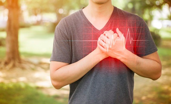 De acuerdo con American Heart Association, los factores que afectan la frecuencia del corazón son: la temperatura, la posición corporal, emociones, peso corporal y medicación.