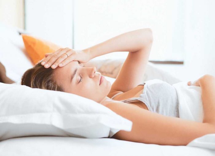 Una de las consecuencias por no dormir un mínimo de siete horas cada día es que te duela la cabeza.