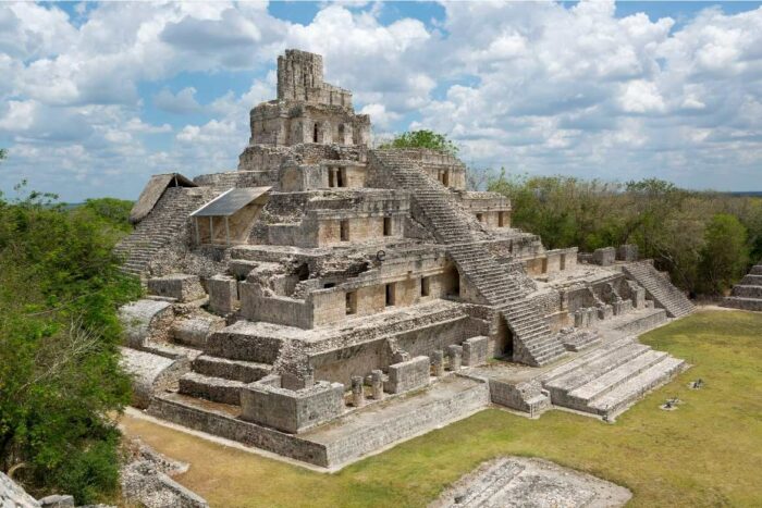 Turistas nacionales e internacionales se dan cita en la zona arqueológica de Edzná, Campeche, para apreciar el equinoccio de primavera.