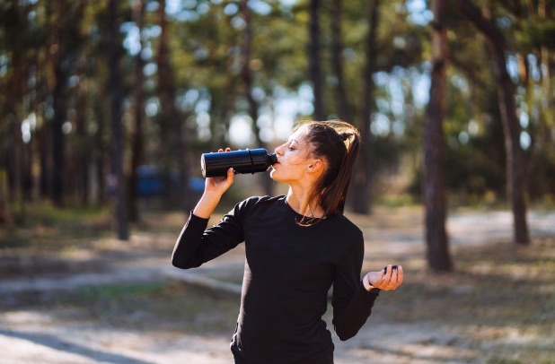 La hidratación es súper importante para gozar de buena salud y bajar de peso, los expertos recomiendan tomar mínimo 1.5 litros de agua al día.