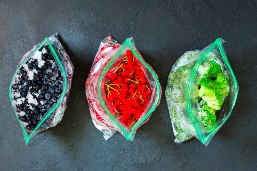 Conserva frutas y verduras en bolsas de plástico