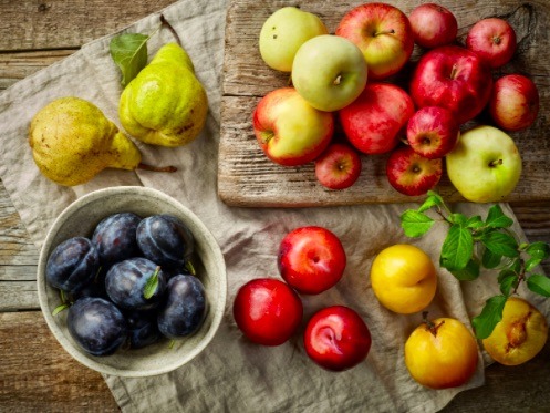 Separa manzanas, peras y duraznos por maduración para conservarlas durante más tiempo