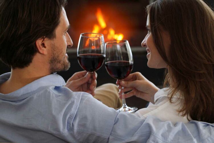 beber alcohol en exceso afecta el rendimiento sexual y ocasiona disminución de la libido, pero está demostrado que una o dos copas de vino pueden tener un efecto positivo.